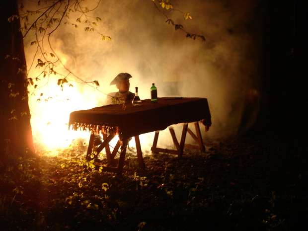 Themafiguur achter tafel